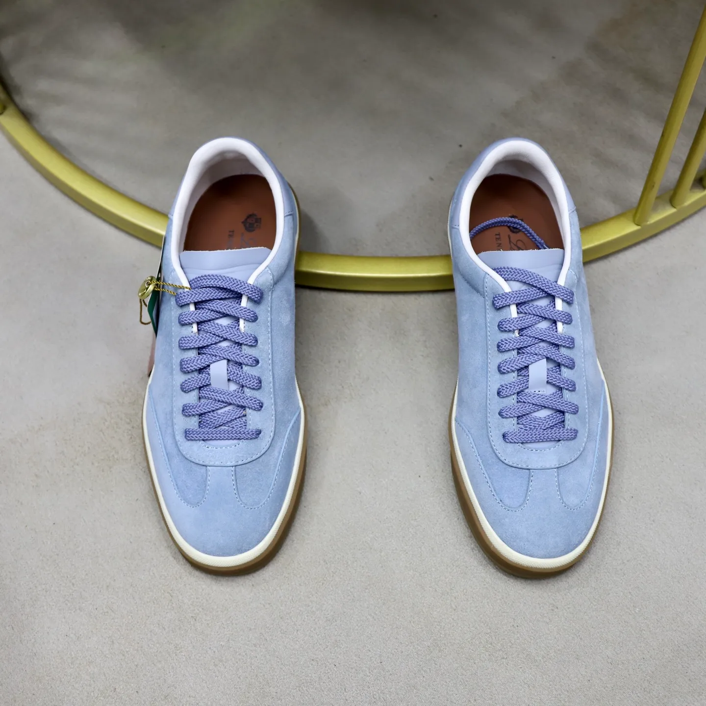 Ex-factory price: 560💰Loro Riana men’s moral training sneakers! Made from high-quality materials and designed in a low-cut silhouette, it offers an elegant and stylish look that's suitable for year-round wear. The unique double-layer sole aesthetic design, caramel cup-shaped outsole is decorated with off-white rubber trim, creating an attractive color combination. Pair with tailored pieces or jeans for a sophisticated yet casual look. The heel is decorated with soft cow leather tongue with Kummel color inserts and cotton laces with embossed LP logo. Upper: cow split suede. Lining: original thickened soft sheepskin. Size: 38-39-40-41-42-43-44 (customized in 45.46)